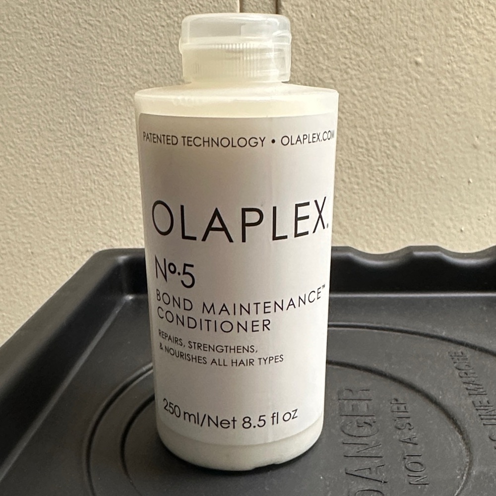 OLAPLEX No.5 Bond Maintenance Conditioner - White and Black